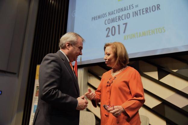 El alcalde de Badajoz, Francisco Fragoso, recogió ayer el Premio Nacional de Comercio en Madrid. :: hoy