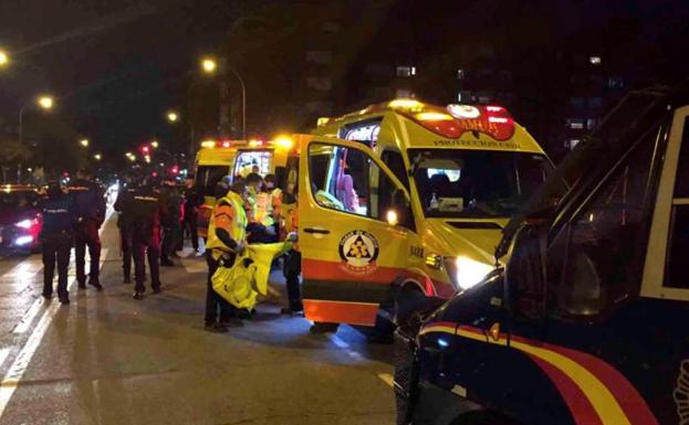 Policías y sanitarios desplegados en el lugar donde fue asistida la víctima del apuñalamiento. 