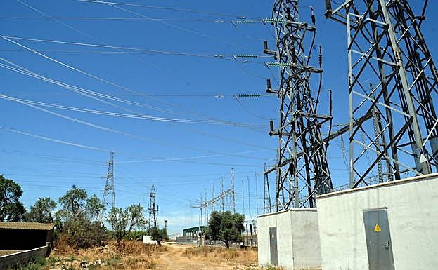 Subestación eléctrica de Mérida ubicada en la carretera de Alange, terrenos junto a los que se proyecta la planta.