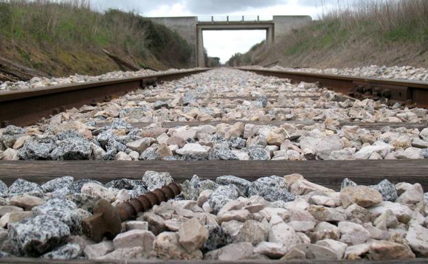 Vías del tren cerca de la frontera con Caia