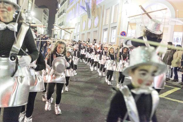 Imagen de los participantes en el desfile de Carnaval de 2016. :: hoy