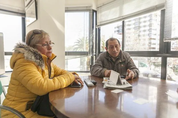 Pilar Olinda Vega y Selbino Alfaro, presidenta y vicepresidente de la Asociación de Peruanos. :: jorge rey