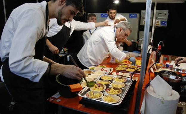Varios chefs, elaborando platos sin gluten en Reale Seguros Madrid Fusión. 