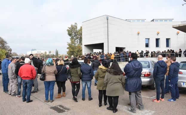 El tanatorio Puente Real se quedó pequeño durante el funeral del niño fallecido.