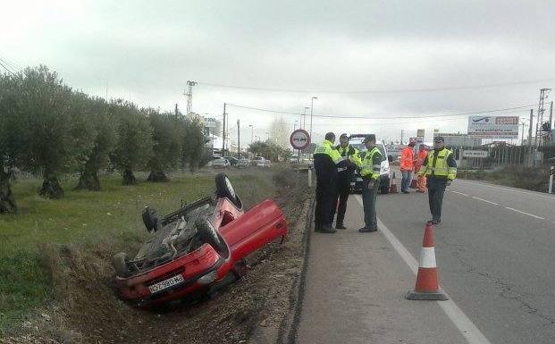 Coche accidentado en la carretera EX-206 entre Cáceres y Miajadas. 