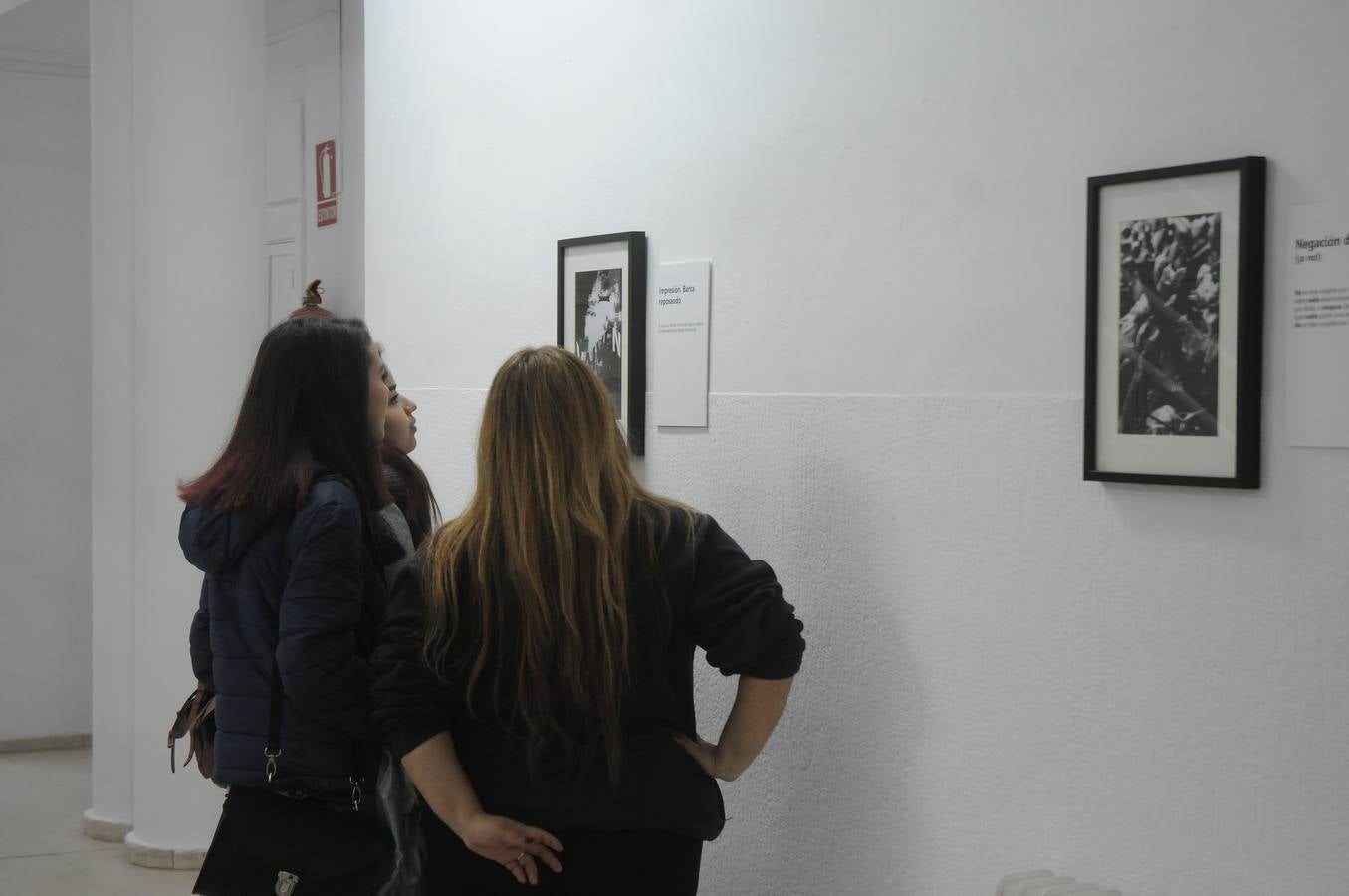 lL periodista Teresa Chaparro Yedro y el escritor Jaime Covarsí Carbonero presentan “Phantasmata”. Nos ofrece una construcción particular entre imagen y discurso. La fotografía se constituye en materia para el texto y se ofrece como una oportunidad ilimitada para la palabra. La exposición se puede visitar en La Escuela de Arte y Superior de Diseño de Mérida ESAD hasta ell 31 de enero