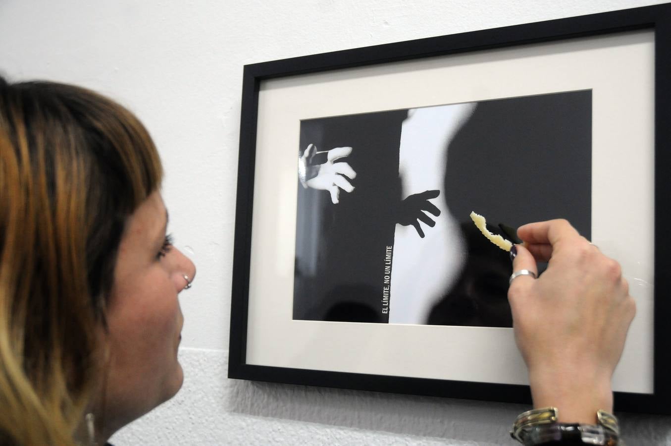 lL periodista Teresa Chaparro Yedro y el escritor Jaime Covarsí Carbonero presentan “Phantasmata”. Nos ofrece una construcción particular entre imagen y discurso. La fotografía se constituye en materia para el texto y se ofrece como una oportunidad ilimitada para la palabra. La exposición se puede visitar en La Escuela de Arte y Superior de Diseño de Mérida ESAD hasta ell 31 de enero