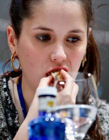 Imagen secundaria 2 - Arriba, la croqueta ganadora. Debajo, dos instantes del concurso.