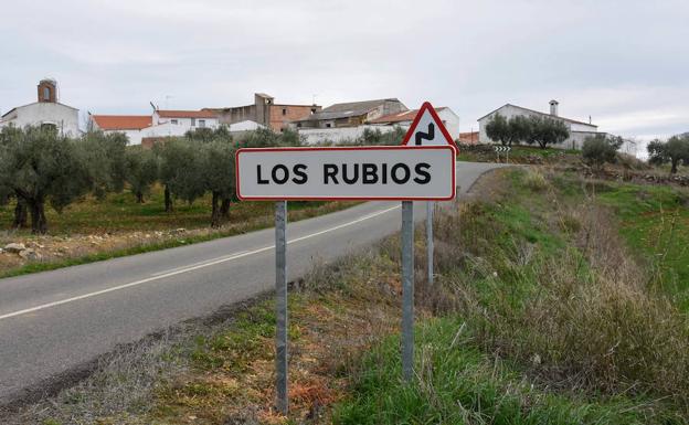 Llegada desde Azuaga a esta pedanía, que depende de Granja de Torrehermosa, localidad con la que está unida por un camino.