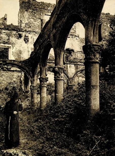 16-Fotografía de Kurt Hielscher del claustro del Monasterio de Yuste, que entonces estaba en ruinas. (BVE)