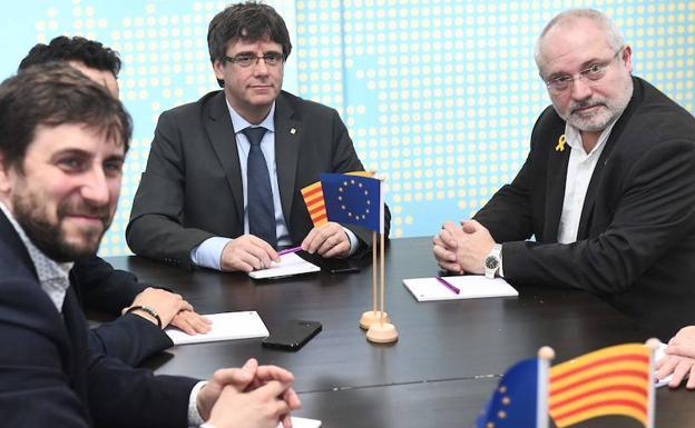 Puig (d), en una reunión con Puigdemont. 