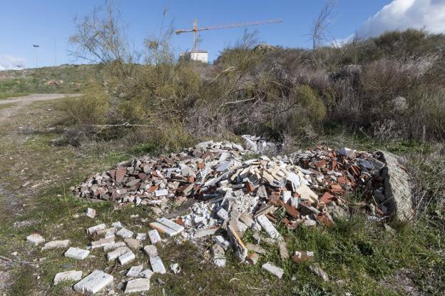 Un vertido ilegal de escombros de obra en la zona de la Serrana. :: 