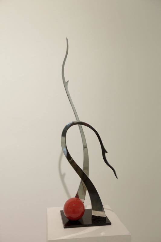 La muestra de escultura y pintura puede verse en la sala El Brocense 