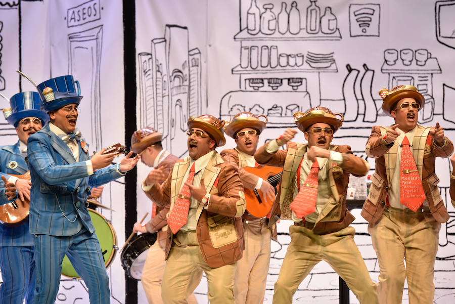 Espantaperros presenta este año uno de los tipos más arriesgados de los últimos años. Representan los dos tipos de murgas que hay en Badajoz, las llamadas divertidas y las más serias