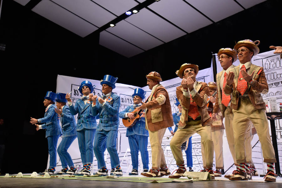 Espantaperros presenta este año uno de los tipos más arriesgados de los últimos años. Representan los dos tipos de murgas que hay en Badajoz, las llamadas divertidas y las más serias