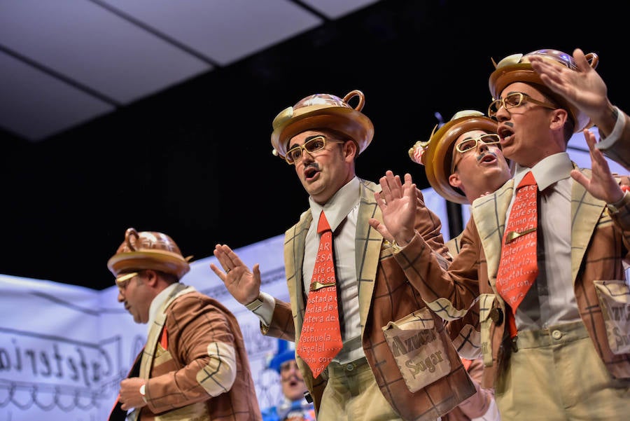 Espantaperros presenta este año uno de los tipos más arriesgados de los últimos años. Representan los dos tipos de murgas que hay en Badajoz, las llamadas divertidas y las más serias