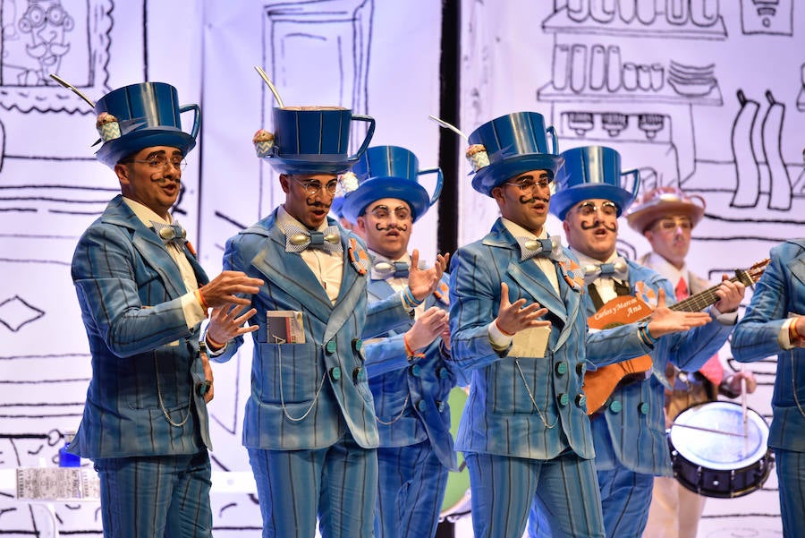 Espantaperros presenta este año uno de los tipos más arriesgados de los últimos años. Representan los dos tipos de murgas que hay en Badajoz, las llamadas divertidas y las más serias