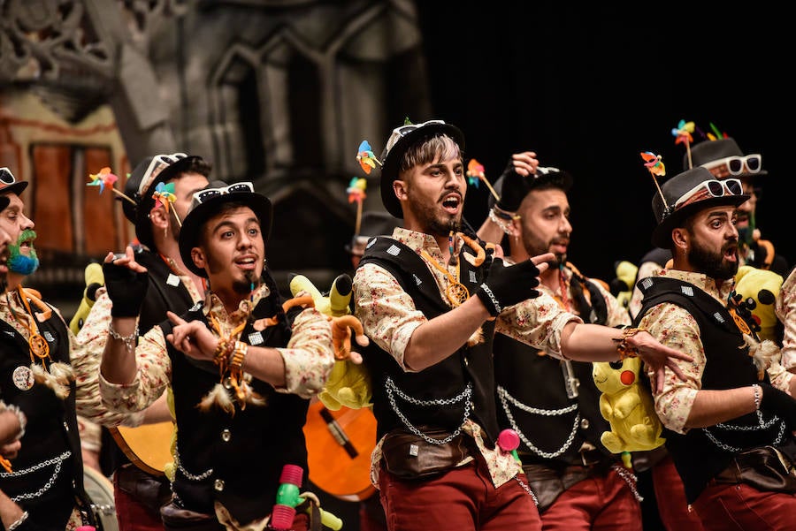 Los Chalaos han escogido un tipo muy arriesgado que no se entiende fácil ni engancha. Son locos que viven en el Casco Antiguo, al estilo de algunos personajes indigentes que hay en la ciudad