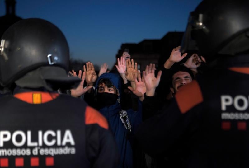 Un grupo de independentistas ha intentado derribar las vallas que protegen la puerta principal de acceso a la cámara catalana