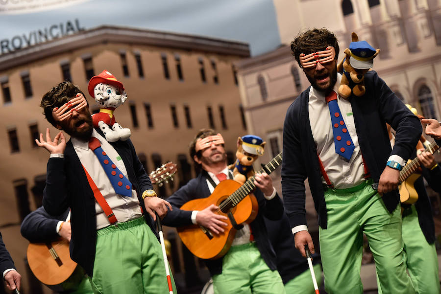 Sa Terciao debuta en el López con un disfraz sencillo con unas gafas originales, eso sí, un repertorio en el que les faltó explotar el personaje y algunos buenos momentos, especialmente cuando trataron la actualidad