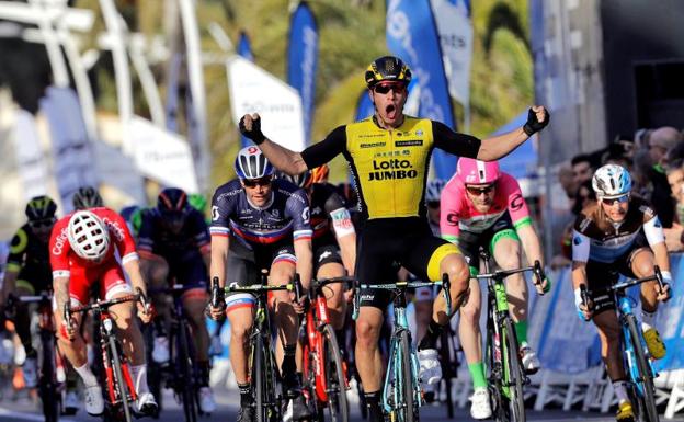 Danny Van Poppel celebra su victoria en la meta de Peñíscola. 