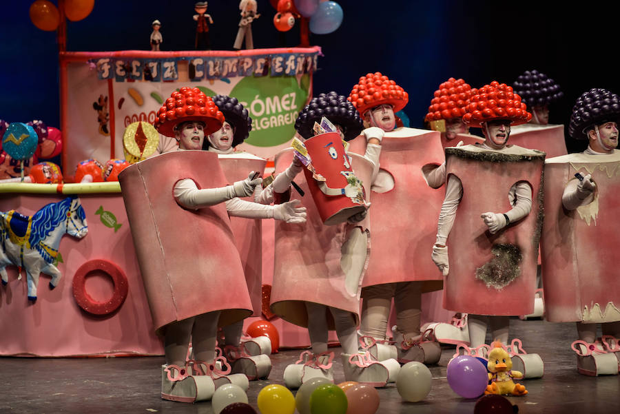 Lo mejor de Los Indecisos fue su puesta de escena con la tarta de 'chuches