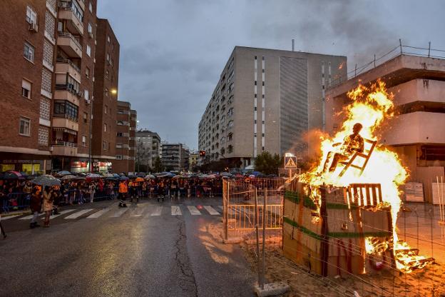 Este año la quema del Marimanta volverá a Conquistadores. :: hoy