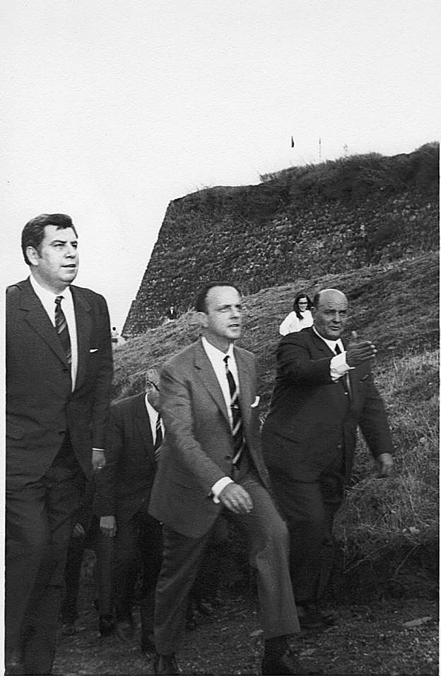 Pasalodos (d) junto a Fraga durante una visita de éste al castillo. f. n.