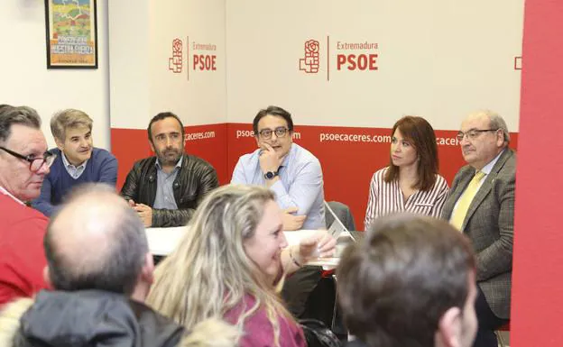 Reunión del consejero y el director del SES con alcaldes y concejales del PSOE de la provincia, este jueves. 