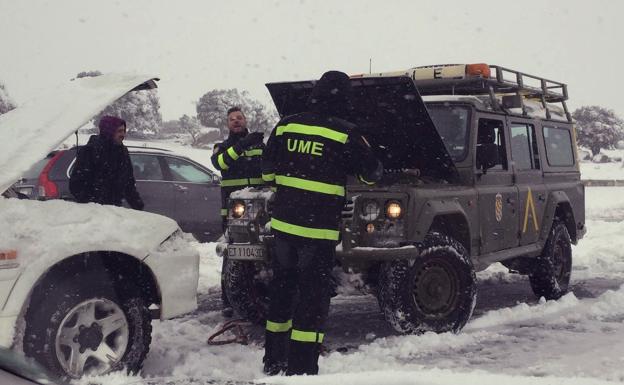 Efectivos de la UME, durante el colapso de la AP-6 a principios de enero por el temporal de nieve.