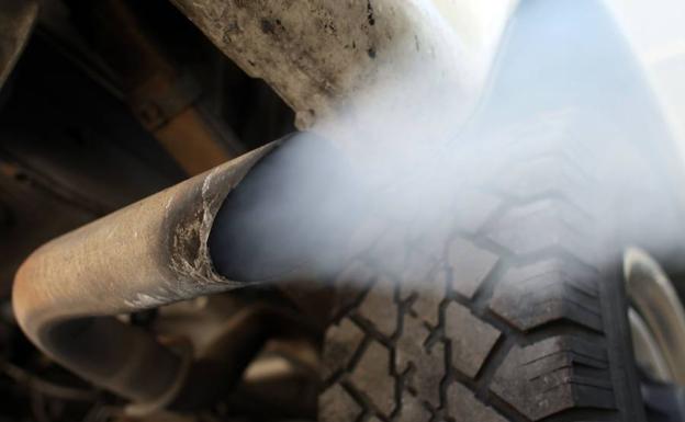El tubo de escape de un vehículo expele dióxido de carbono a la atmósfera::HOY