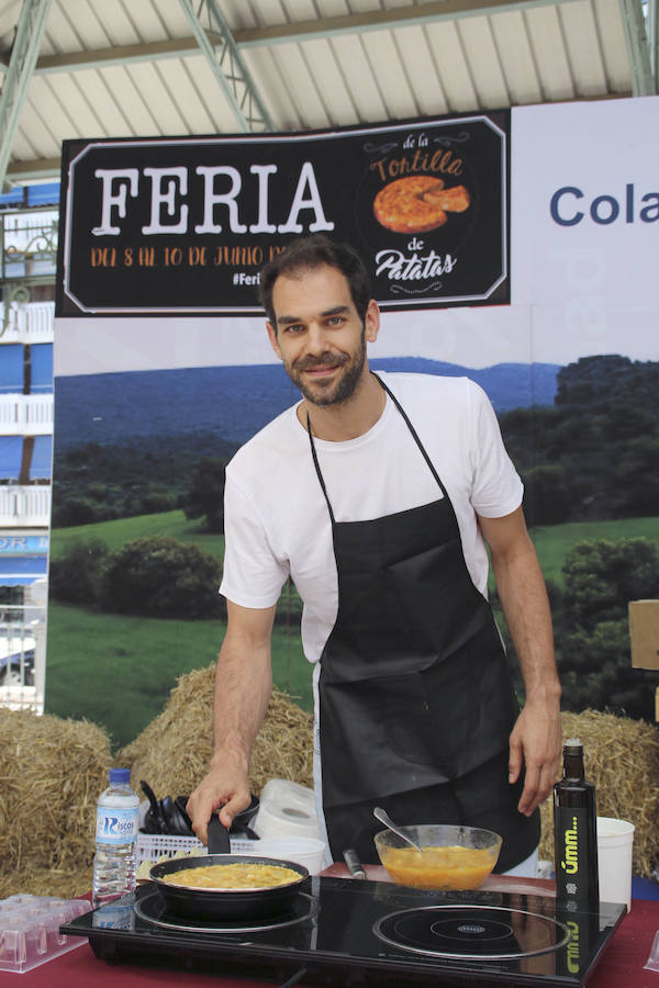 José Manuel Calderón cocinando en la Feria de la Tortilla de Villaueva de la Serena, su ciudad, en junio de 2017