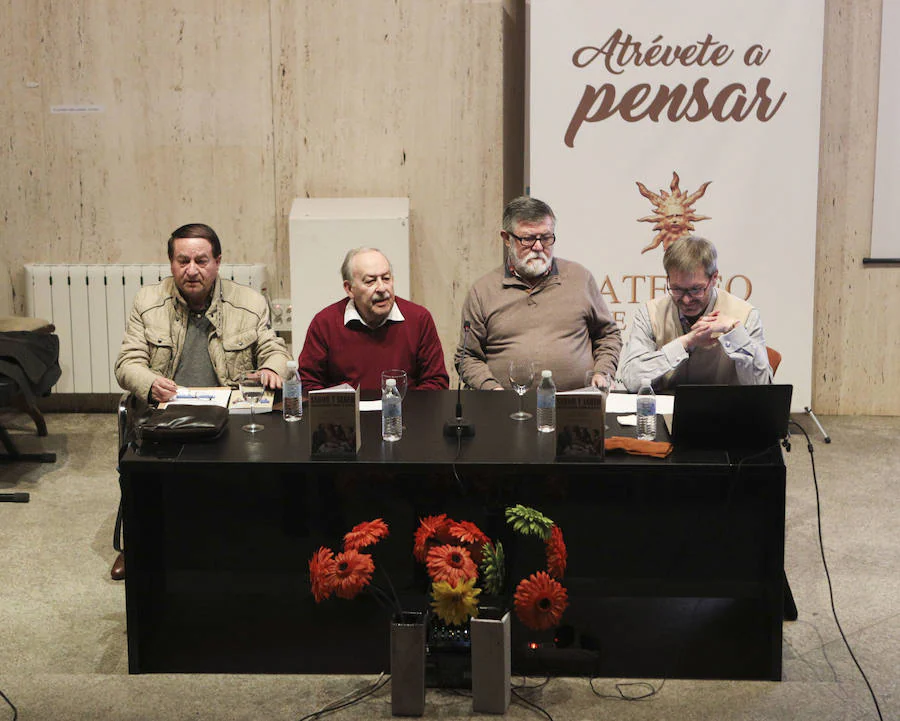 Presentación del libro el pasado jueves en el Ateneo de Cáceres. De izquierda a derecha: Verde Asorey, Manuel Malillos, Valentín Domínguez y Víctor Casco.:: A.MÉNDEZ