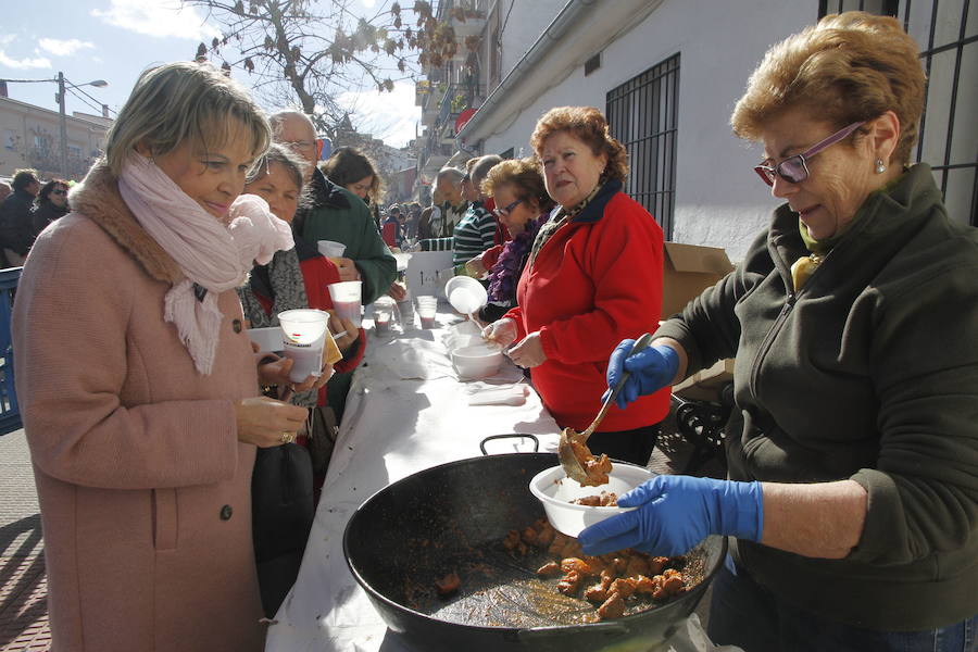 Reparto de prueba de cerdo en una fiesta de una asociación de vecinos de Cáceres