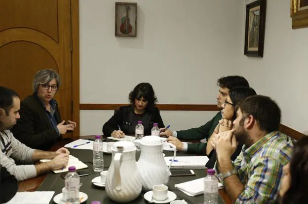 Leire Iglesias con el equipo de gobierno municipal. :: Edu