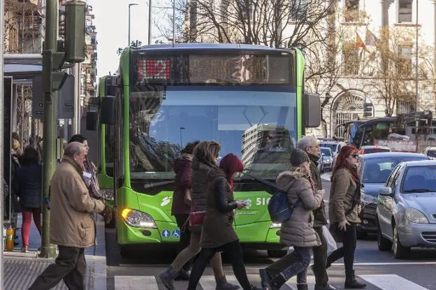 Un autobús de la línea dos, la más usada, a su paso por el centro de la ciudad. :: jorge rey