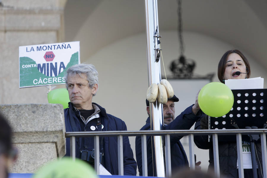 La alcaldesa Elena Nevado ha asistido a la protesta en la Plaza Mayor a título personal y como militante del PP