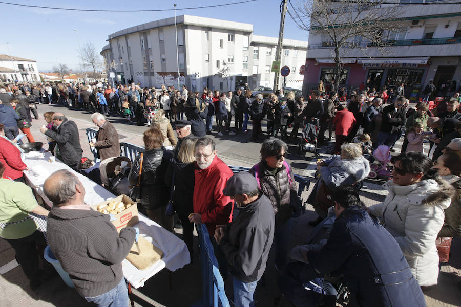 Hubo quien esperó una hora para tomar prueba de cerdo y el ponche que regaló la Asociación de Vecinos, y se vendieron miles de cordones que subieron de precio, de 60 a 80 céntimo