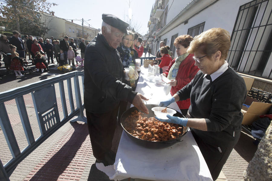 Hubo quien esperó una hora para tomar prueba de cerdo y el ponche que regaló la Asociación de Vecinos, y se vendieron miles de cordones que subieron de precio, de 60 a 80 céntimo