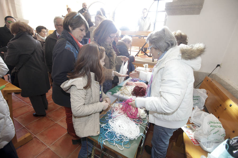 Hubo quien esperó una hora para tomar prueba de cerdo y el ponche que regaló la Asociación de Vecinos, y se vendieron miles de cordones que subieron de precio, de 60 a 80 céntimo