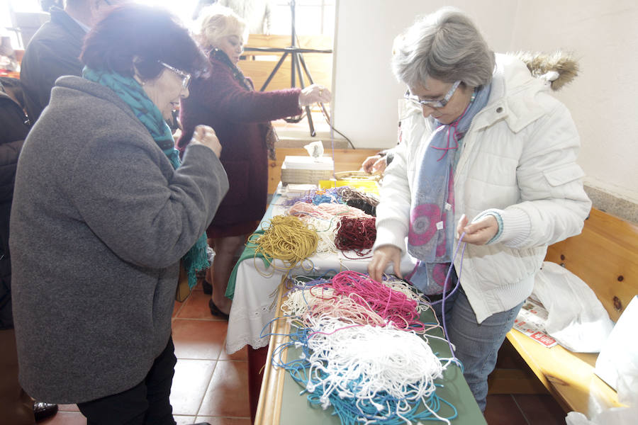 Hubo quien esperó una hora para tomar prueba de cerdo y el ponche que regaló la Asociación de Vecinos, y se vendieron miles de cordones que subieron de precio, de 60 a 80 céntimo