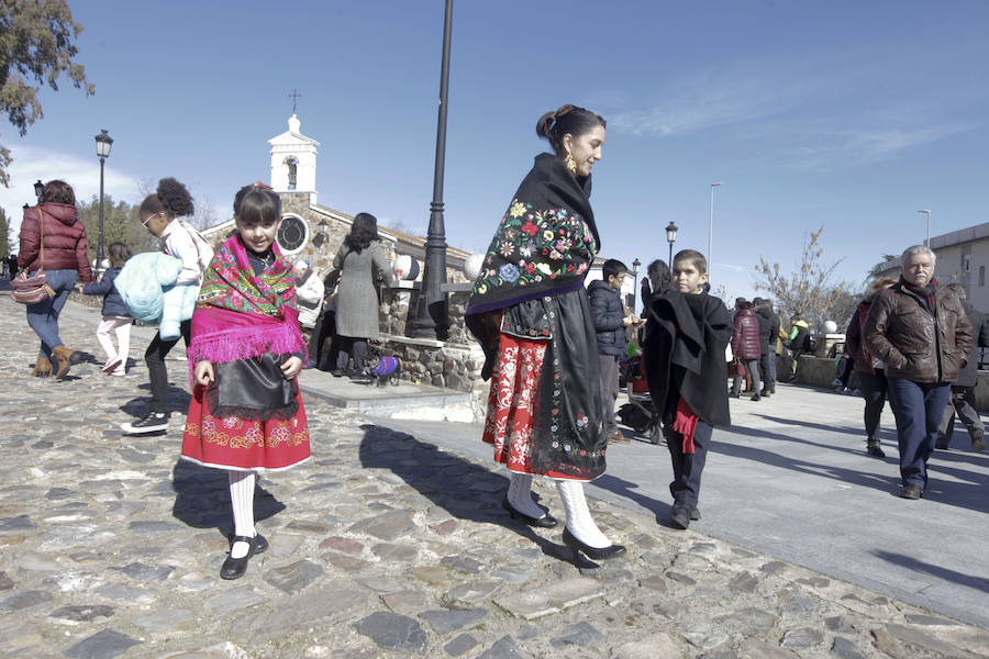 Hubo quien esperó una hora para tomar prueba de cerdo y el ponche que regaló la Asociación de Vecinos, y se vendieron miles de cordones que subieron de precio, de 60 a 80 céntimo