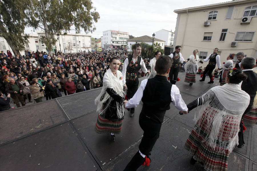 Hubo quien esperó una hora para tomar prueba de cerdo y el ponche que regaló la Asociación de Vecinos, y se vendieron miles de cordones que subieron de precio, de 60 a 80 céntimo
