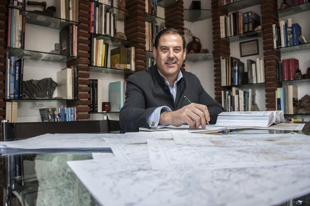 Francisco Hipólito, en su estudio, con los mapas de características del suelo de la ciudad. :: pakopí
