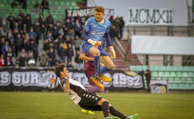 Germán, autor del gol de la victoria del Mérida, en una ocasión ante el portero Valens