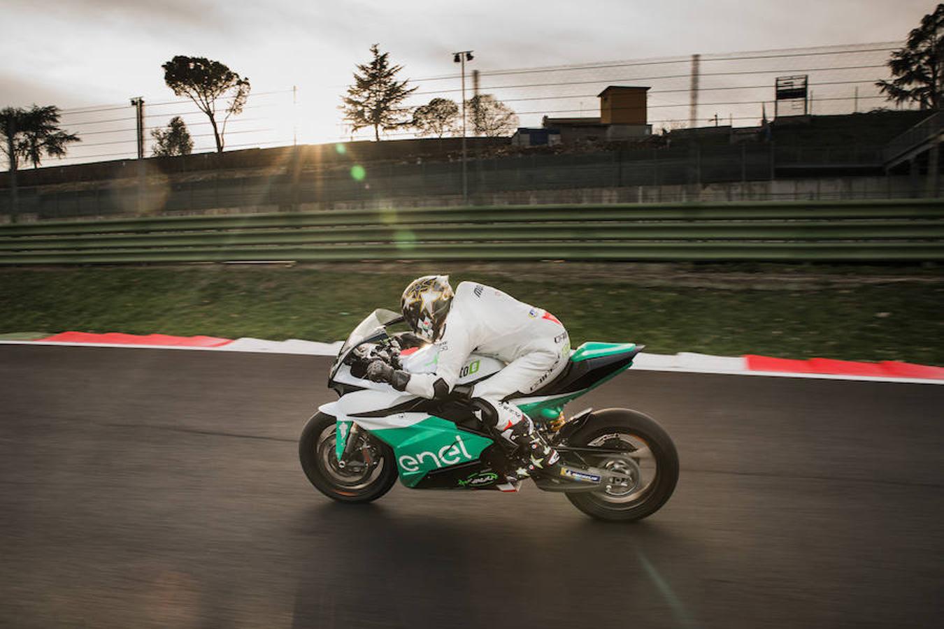El acto celebrado en Roma para introducir el campeonato de motos eléctricas contó con la presencia del piloto italiano Loris Capirossi.