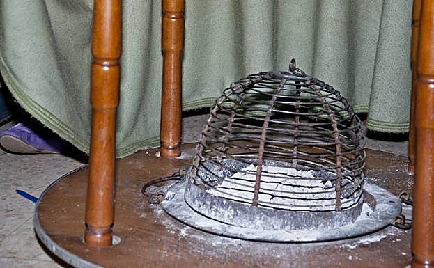 Imagen de archivo de un brasero de picón. 