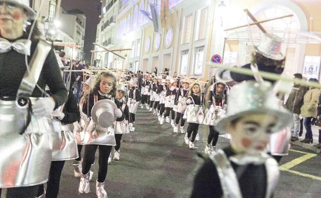 Imagen principal - El carnaval cacereño crece año tras año tras el declive que vivió