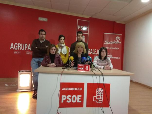 Concejales socialistas en la sede, ayer. :: g. c.