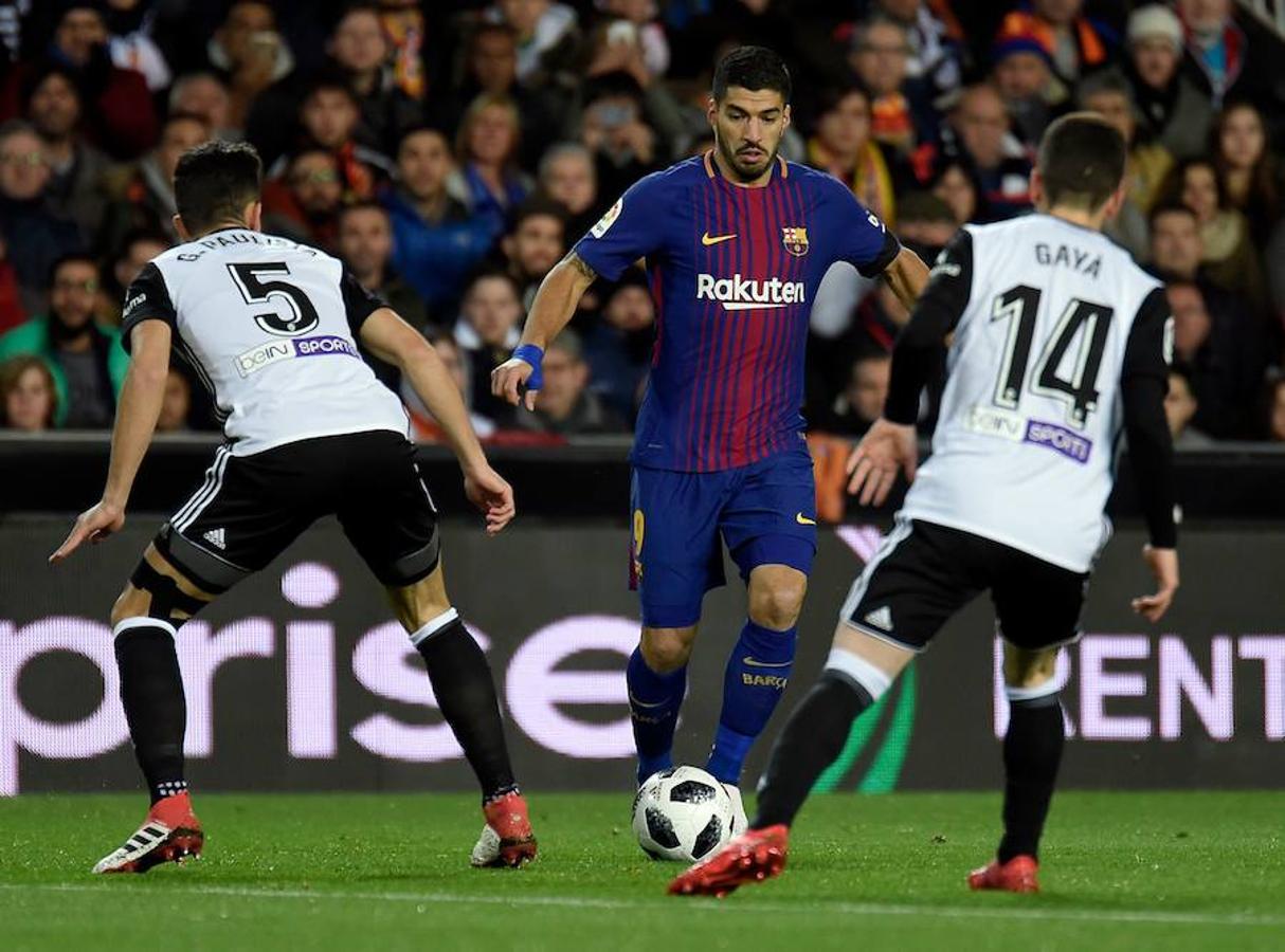 El Barcelona disputará su quinta final de Copa del Rey consecutiva, tras imponerse al Valencia en Mestalla (0-2) con tantos de Coutinho y Rakitic.